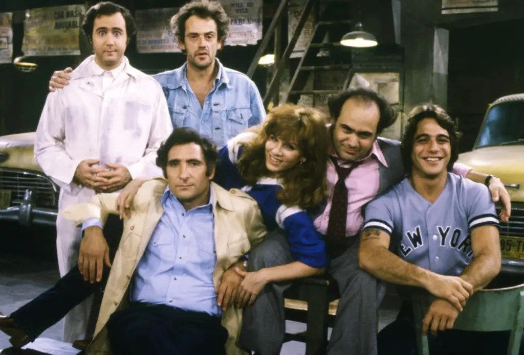 Danny DeVito falou sobre festas noturnas com grandes estrelas de Hollywood, descrevendo que eram assim como ragers com …