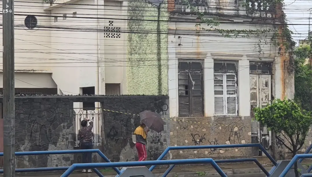 Campos dos Goytacazes perdeu uma casa antiga para incêndio na Avenida 28 de Março. O fogo destruiu quase todo o imóvel,…