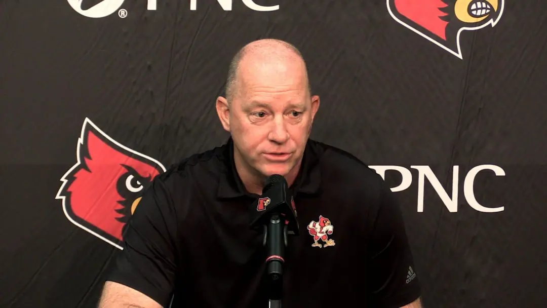 Jeff Brohm falou sobre o jogo contra a SMU, citando o Kevin Jennings como um dos melhores quarterbacks do país. É difíc…