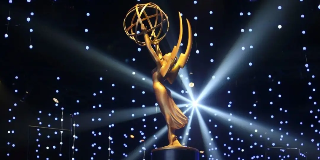 Mariska Hargitay apresentou a 78a edição do Emmy Awards, e Betty Gilpin e Shailene Woodley receberam prêmios por papéis…