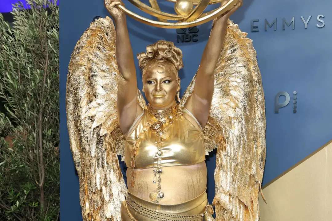 Megan Stalter chegou ao tapete vermelho dos Emmys 78 com um visual totalmente dourado, vestindo apenas um biquíni pinta…