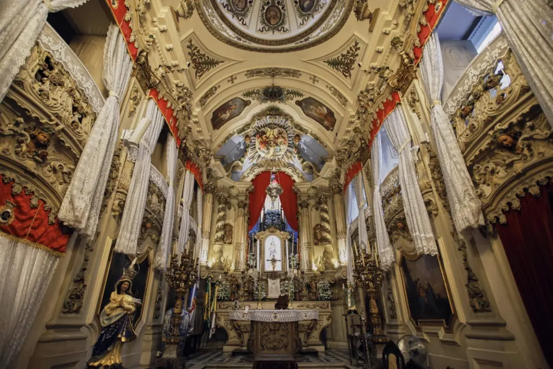 Quatro tocheiros monumentais e uma cruz de prata furtados de uma igreja no Rio, há mais de quatro décadas, foram locali…