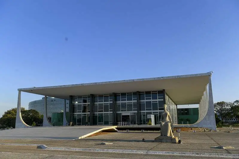Grades foram instaladas em frente ao Planalto para o julgamento do ministro Alexandre de Moraes. A medida do GSI visa g…