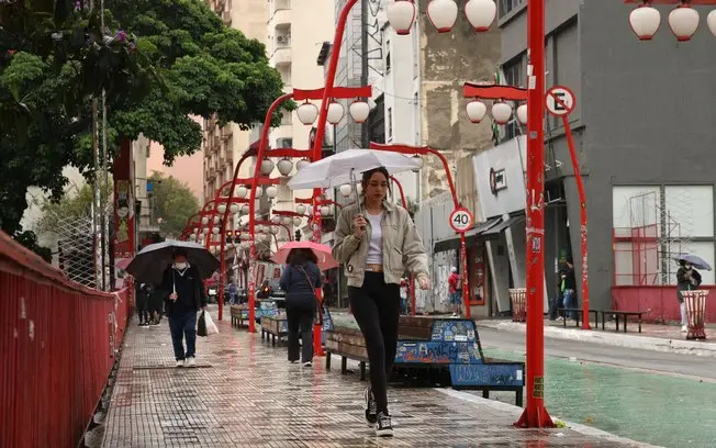 Frente fria mantém chuva e temperaturas abaixo da média no Sul e Sudeste, com a melhora de sol prevista só para quinta-…