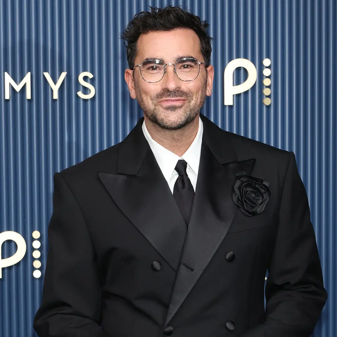 Dan Levy homenageando Catherine O'Hara no Emmy 2026. Para ele, a parceira de Schitts Creek foi a melhor. Esse carinho m…