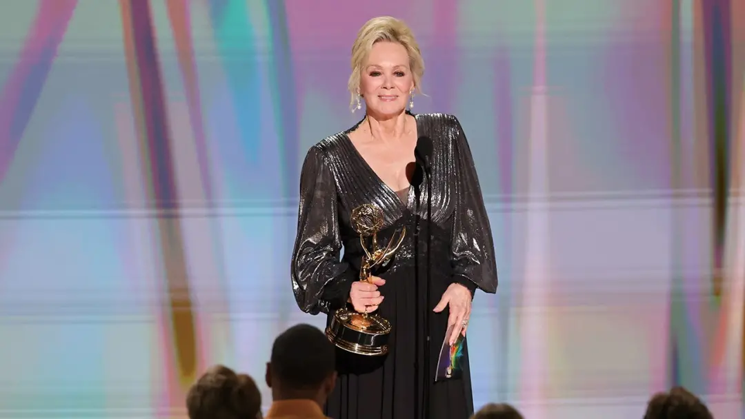 Jean Smart ganhou seu quinto Emmy de melhor atriz por Hacks, empatando o recorde de atriz e sendo a primeira a ganhar e…