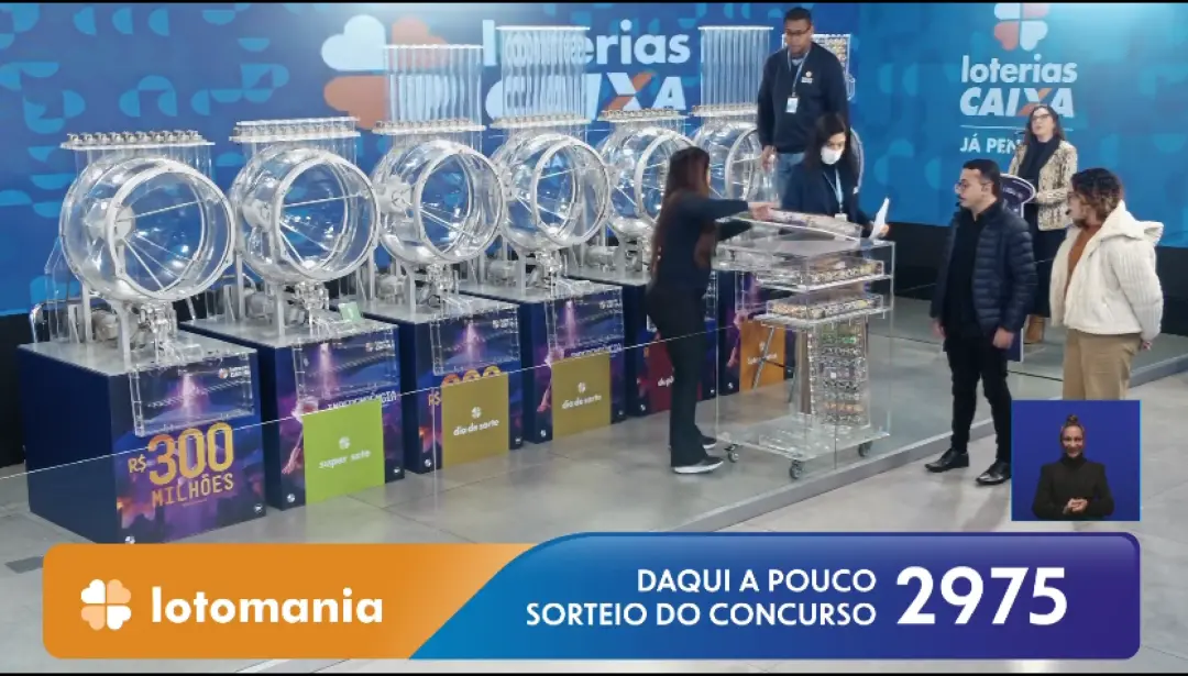 Quina com prêmio de 32 milhões de reais teve os números 37, 40, 44, 54 e 63 sorteados no Espaço Caixa Loterias, em São …