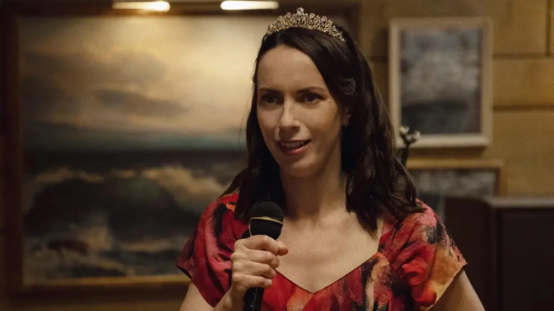 Kate OFlynn ganhou seu primeiro Emmy por Atriz Coadjuvante em Série de Comédia em Widow's Bay. A premiação reconhece se…