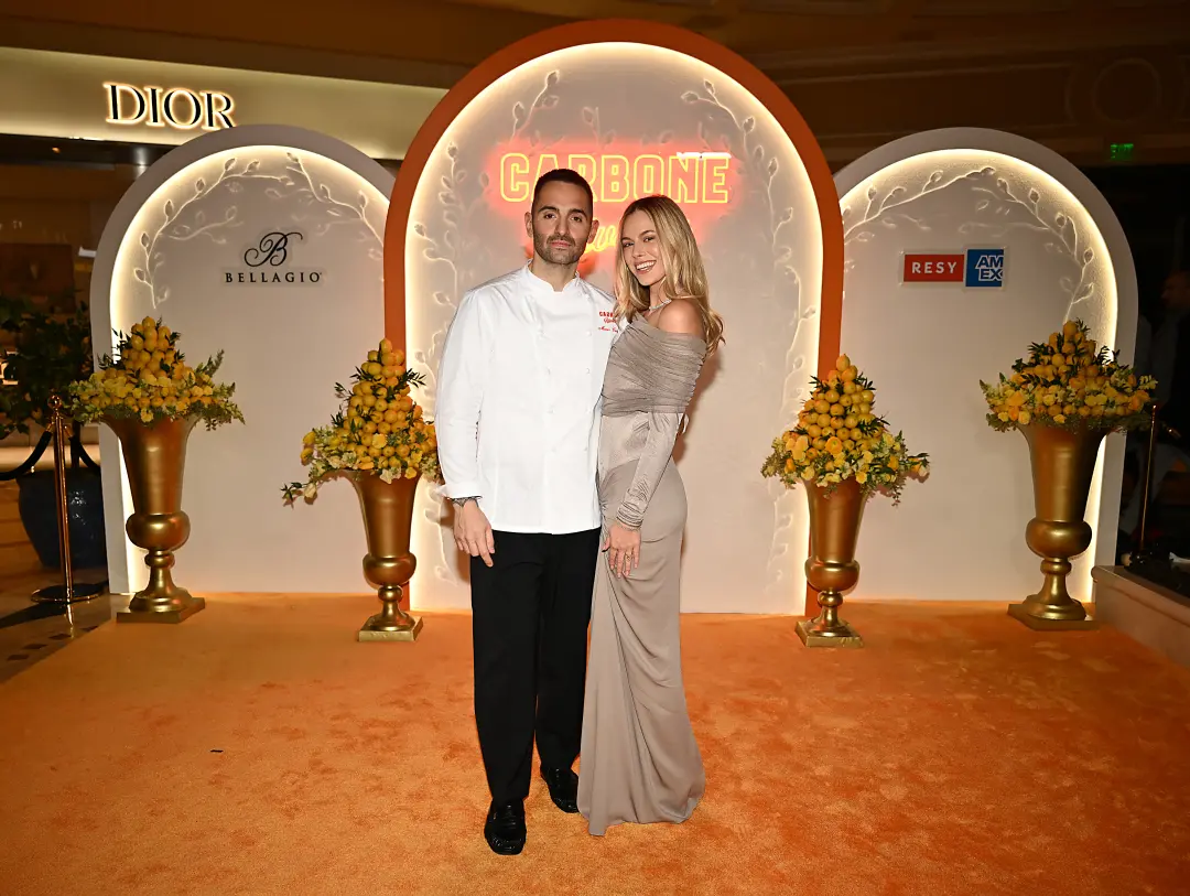 Mario Carbone e Cait Bailey celebraram casamento no The Grill and The Pool, com presença de convidados A-list e perform…