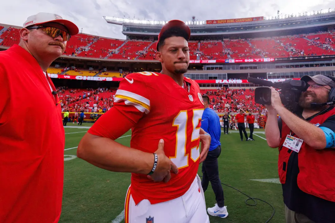 Patrick Mahomes teve que começar atrás do Alex Smith nos Chiefs, mesmo sendo novato. O veterano Smith disse que ele bat…
