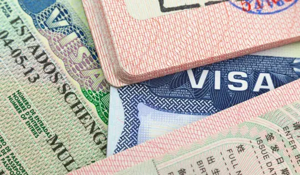 Juiz federal dos Estados Unidos adia a regra mais rígida de visto para estudantes e jornalistas. Essa liminar temporári…