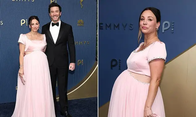 Kaley Cuoco mostra barriga de gravidez no tapete vermelho dos Emmys 2026 com o noivo Tom Pelphrey. Ver essas demonstraç…