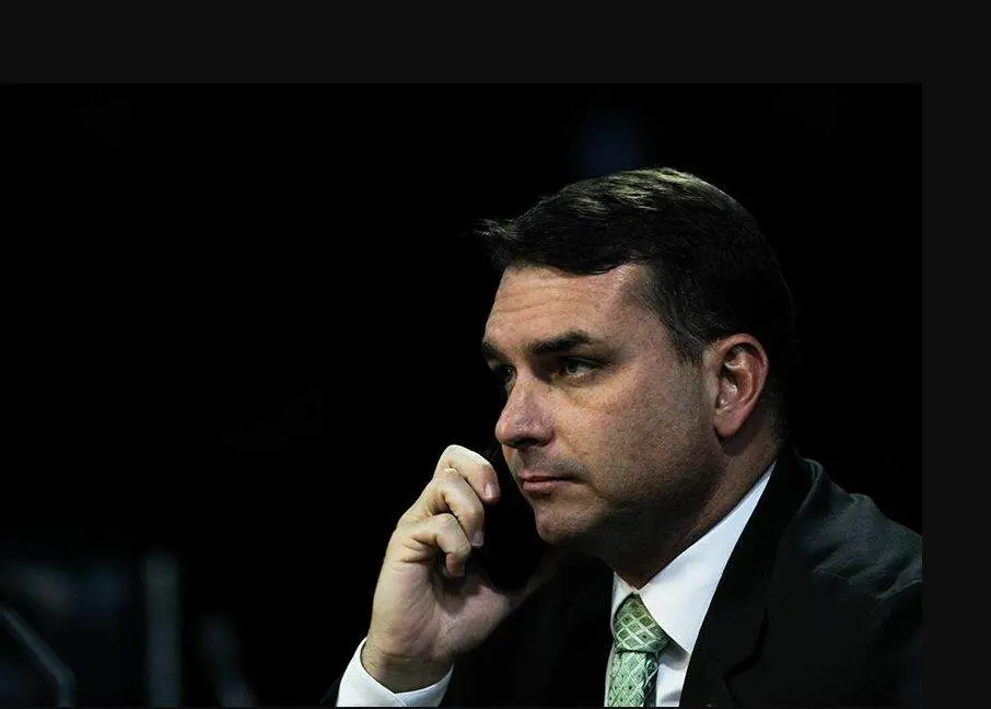 Flávio Bolsonaro pediu a Dino no STF o levantamento total de sigilo dos autos do caso Dark Horse, pois a publicidade pa…