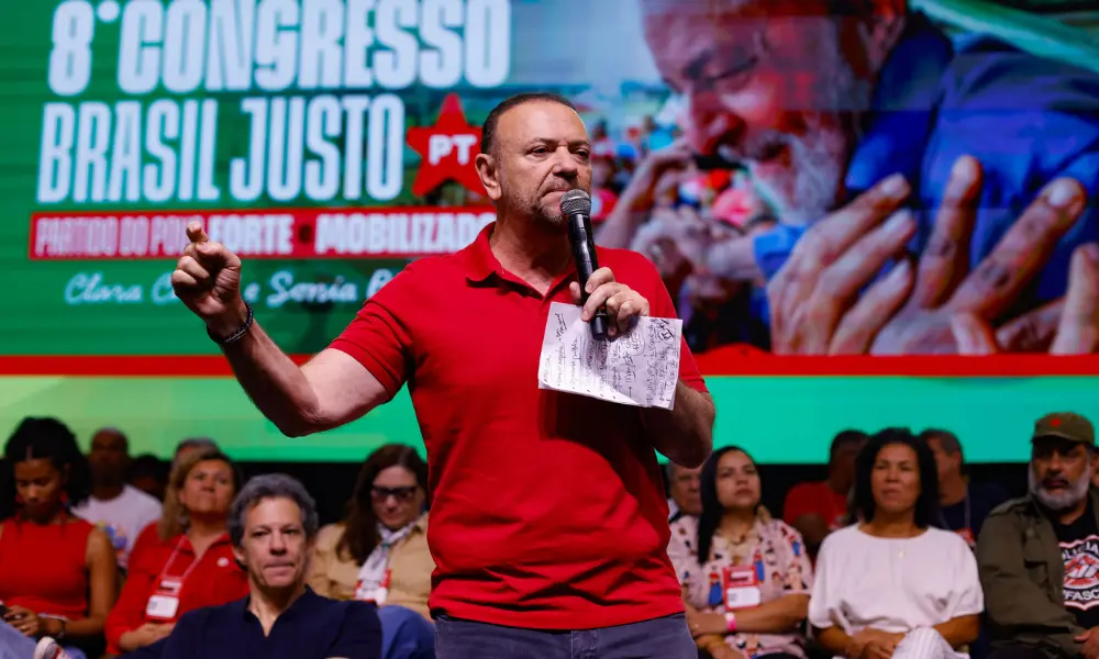 Edinho Silva criticou Flávio Bolsonaro dizendo que ele quer acabar com o Pix, impedir o fim da jornada 6x1 e tirar o Fa…