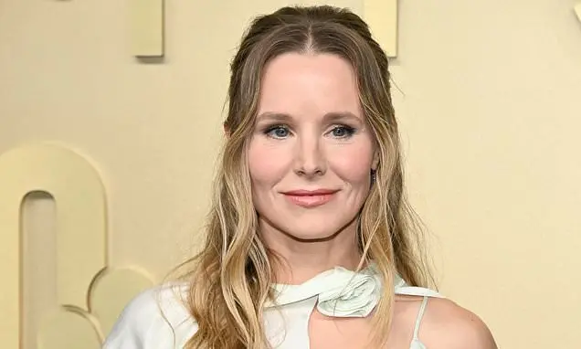 Kristen Bell ganhou destaque nos Emmys com um look inspirado em Botticelli, criado pela maquiadora Simone Siegl. Um tra…