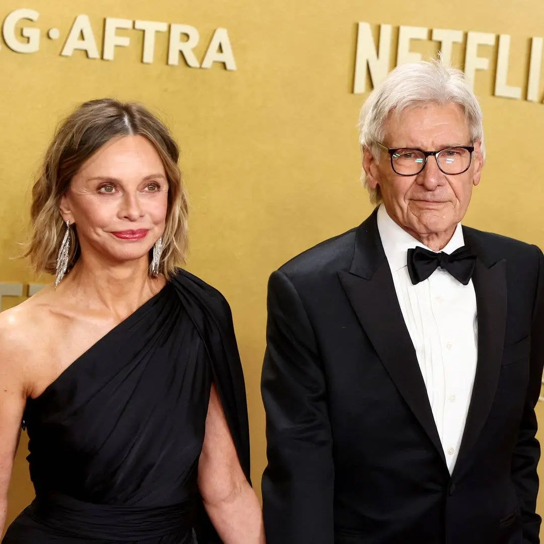 Calista Flockhart e Harrison Ford foram vistos juntos no tapete vermelho dos Emmys de 2026, ambos indicados para Shrink…