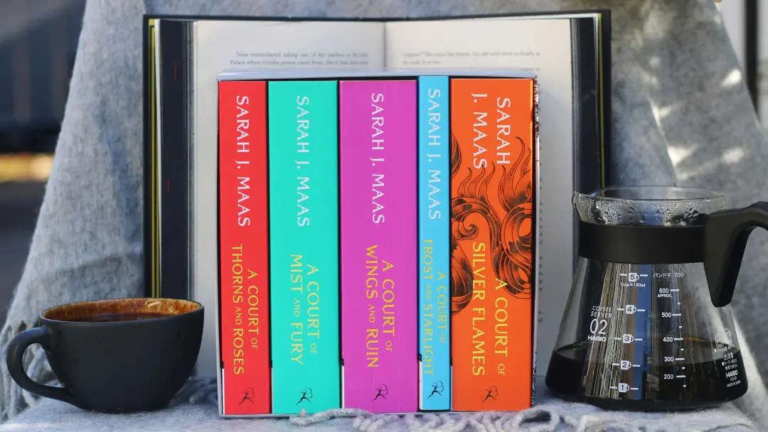 A saga A Court of Thorns and Roses, que popularizou o romantasy desde 2015, tem como base um mito grego triste. Acho in…