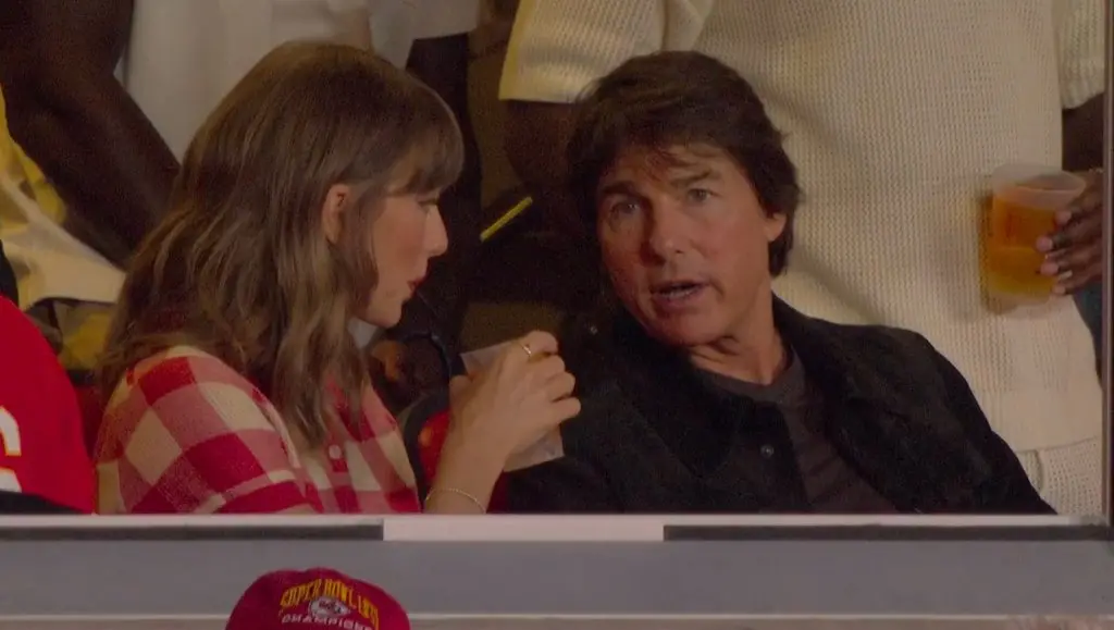 Taylor Swift apareceu no jogo Chiefs contra Broncos com um vestido polo xadrez vermelho no primeiro jogo como esposa de…