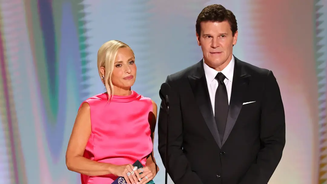 Sarah Michelle Gellar e David Boreanaz celebraram os 30 anos de Buffy The Vampire Slayer na cerimônia do Emmy. Um tribu…