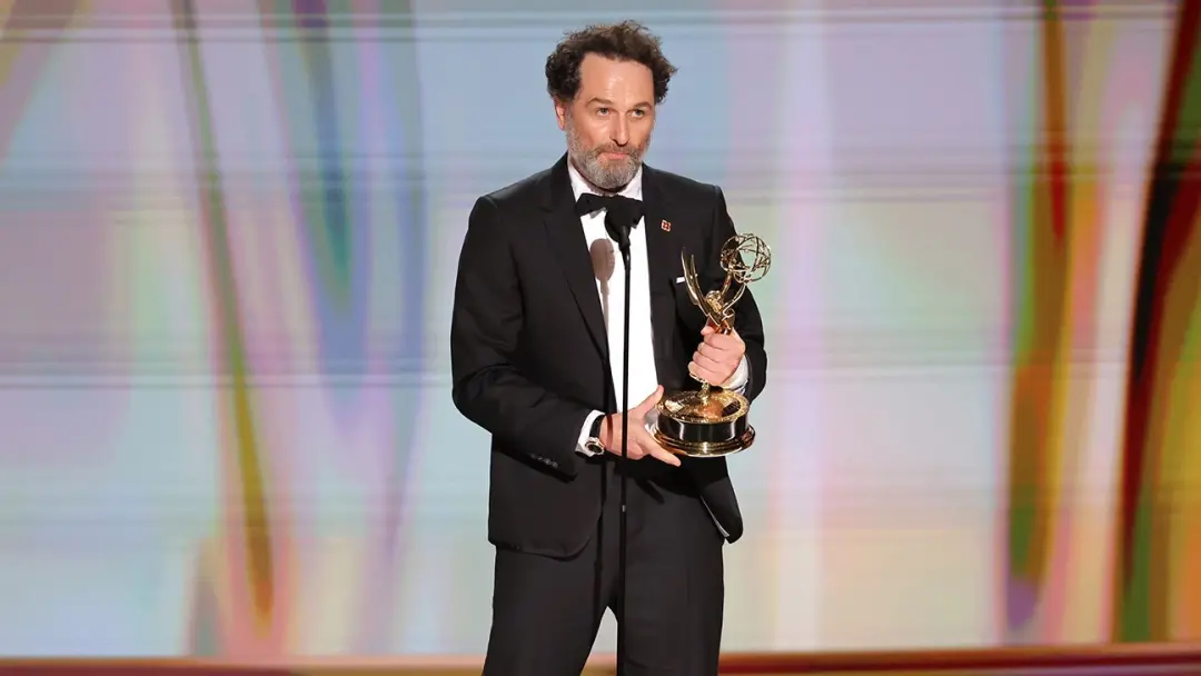 Matthew Rhys, ator gales, pode fazer historia com prêmio de melhor ator em serie comedia, pelo papel em The Beast in Me…