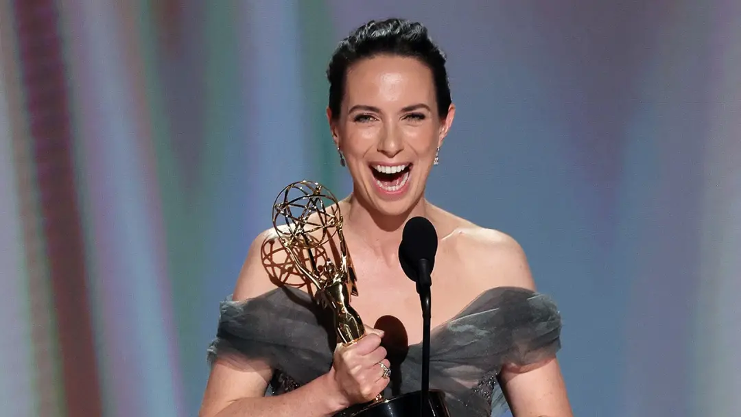 Kate O Flynn ganhou o Emmy de 2026 pelo papel de atriz de comédia. Essa vitória mostra o valor que a arte pode ter de r…