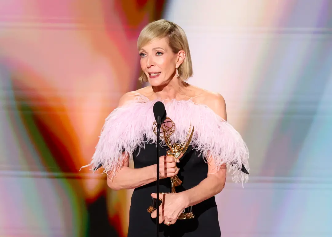 Allison Janney ganhou o Emmy por Atriz Coadjuvante em Série Dramática por The Diplomat, e ela disse estar muito surpres…