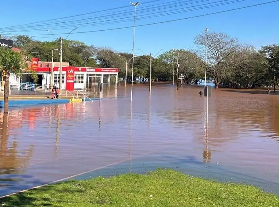 São Borja alerta para risco muito alto de inundação do rio Uruguai, que ultrapassou 9 metros. Essa elevação se deve às …
