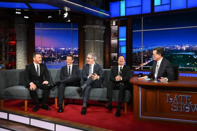 The Late Show com Stephen Colbert ganhou um Emmy pela Série de Variedades de 2026. É um prêmio de área que reconheceu v…