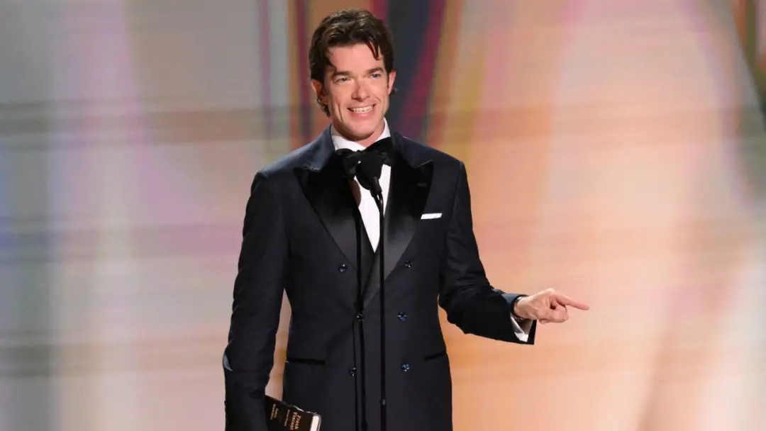 John Mulaney falou sobre homens serem celebrados em Hollywood no Emmy Awards, momento em que ele citou um livro e fez u…