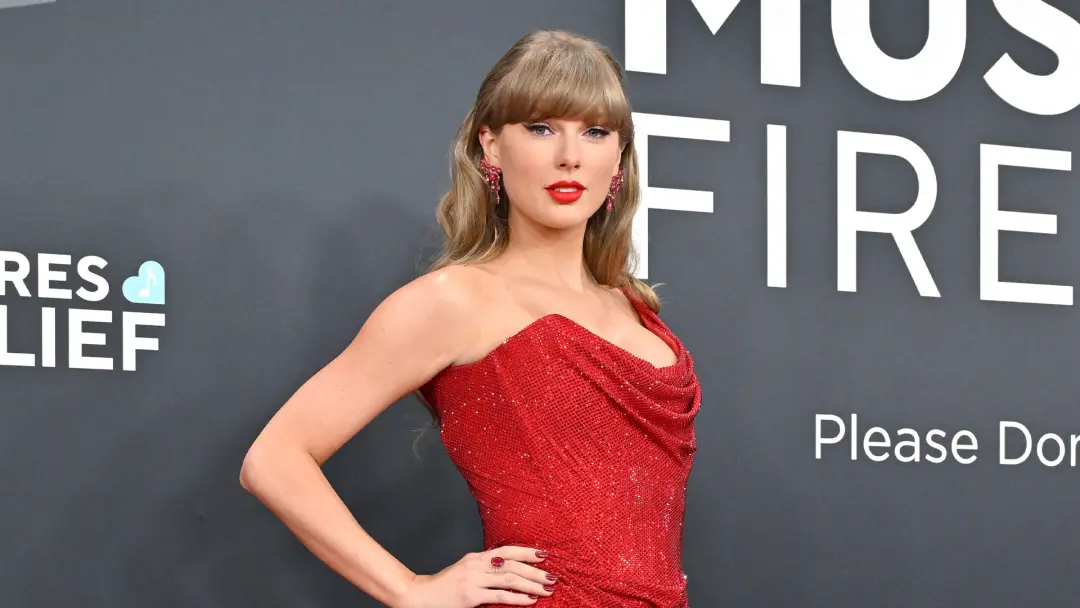 Taylor Swift apareceu de surpresa no Emmy Awards de segunda-feira, entre os apresentadores. É um gesto de grande visibi…
