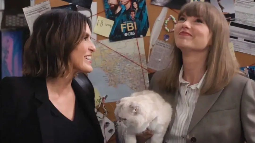 Taylor Swift apareceu em um sketch gravado para os Emmy de 2026, no Law & Order SVU. A aparição na brincadeira, com Mar…