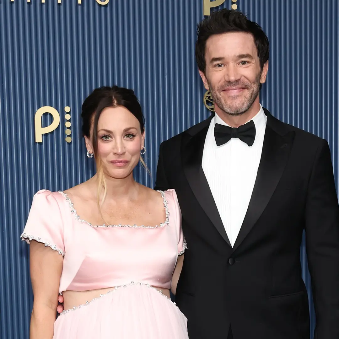 Tom Pelphrey, ao comemorar o Emmy 2026, causou emoção em Kaley Cuoco com um reconhecimento público. Aquele momento most…