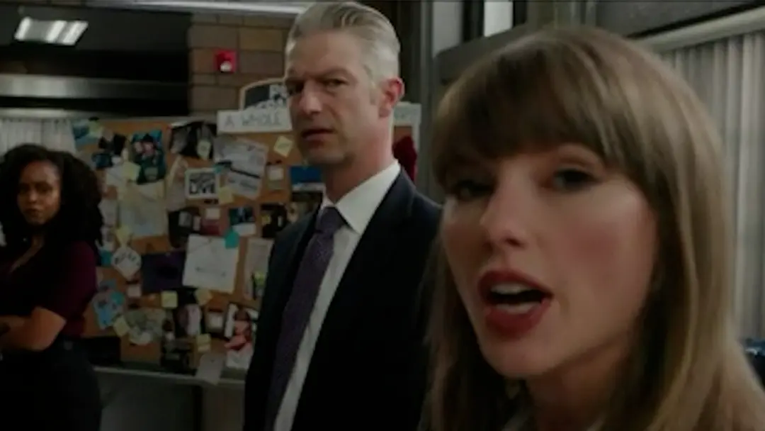 Taylor Swift apareceu em um sketch do SVU junto com Mariska Hargitay e Ice-T no Emmy. Um cameo rápido com piadas meta m…