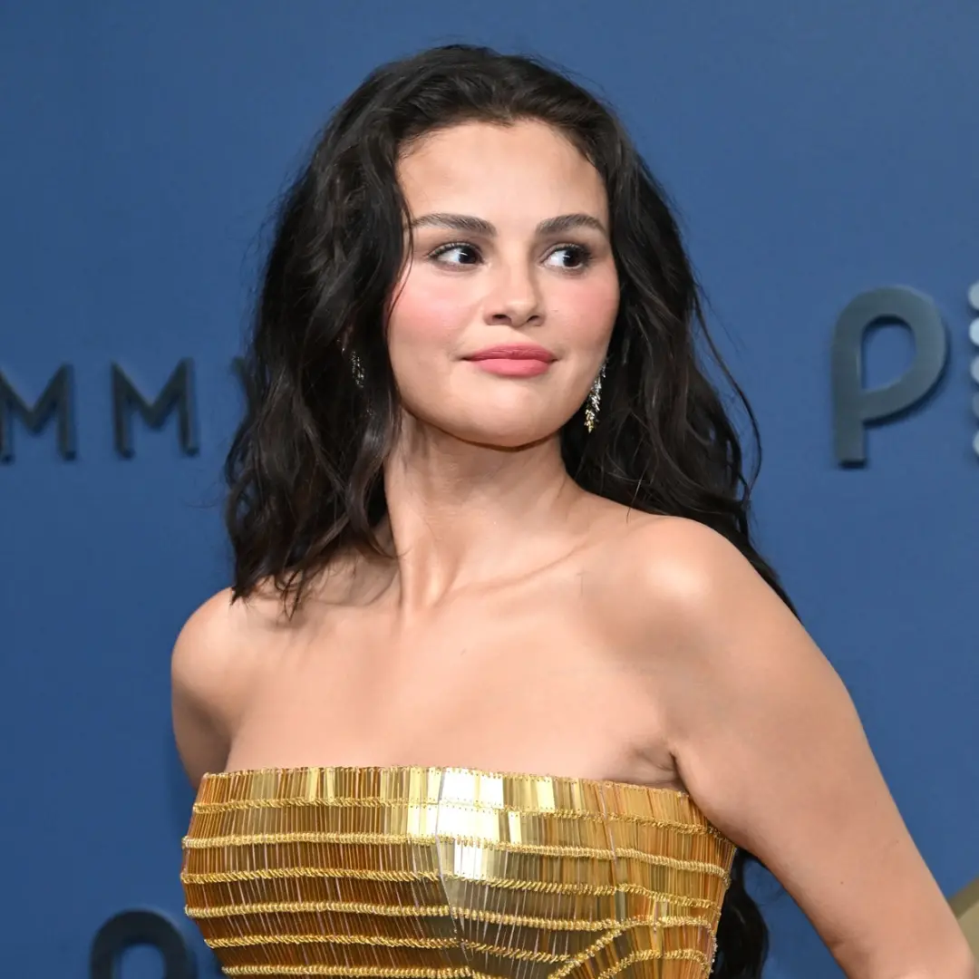 Selena Gomez teve uma reação visível durante os Emmys 2026 quando percebeu a segunda piada sobre Martin Short feita por…