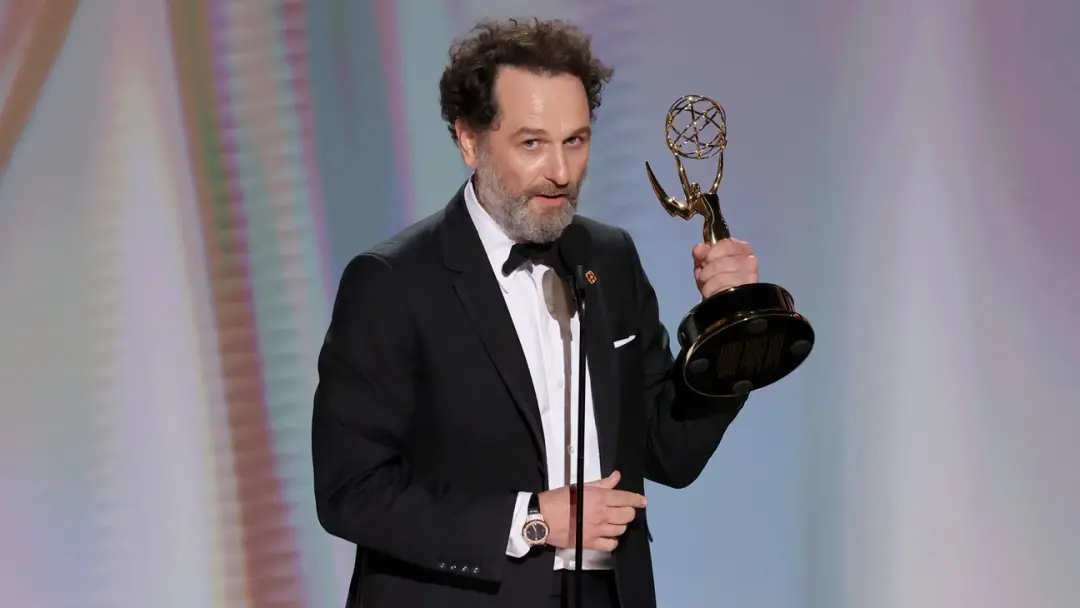 Matthew Rhys fez história nos Emmys sendo o primeiro a ganhar em todas as tres categorias de ator principal. É inédito …