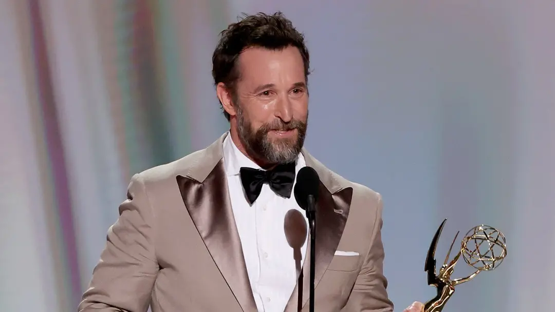 Noah Wyle ganhou o segundo Emmy consecutivo de ator principal em série dramática. Ele era um favorito forte e também fo…