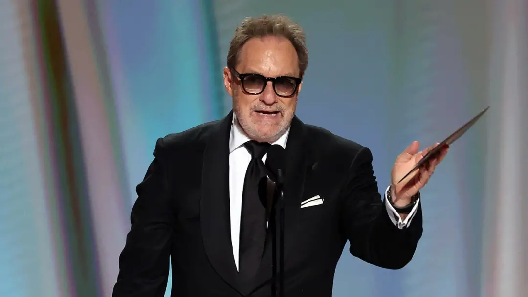Stephen Root, aos 74 anos, levou o Emmy de Ator de Apoio em Comédia. É significativo ver um ator dessa idade sendo reco…