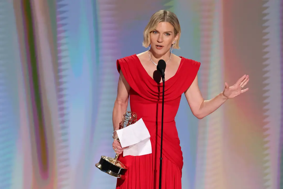 Rhea Seehorn ganhou seu primeiro Emmy por Pluribus na 78a cerimônia. É bom ver que não precisa forçar um sorriso para t…