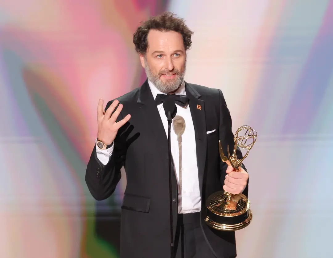 Matthew Rhys levou a estatueta Emmy por Ator Principal em Série de Comédia em Widows Bay. É a segunda vez que ele ganha…