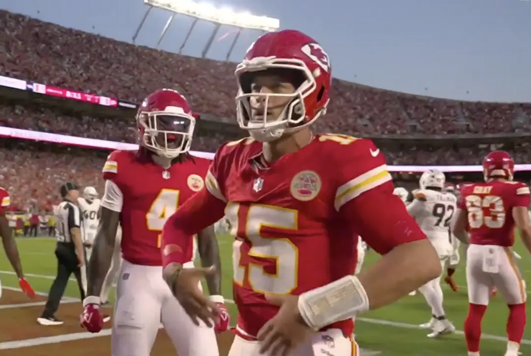 Mahomes, após nove meses sem jogar, marcou um touchdown em jogada de scramble contra os Broncos na Semana 1 da NFL. É u…