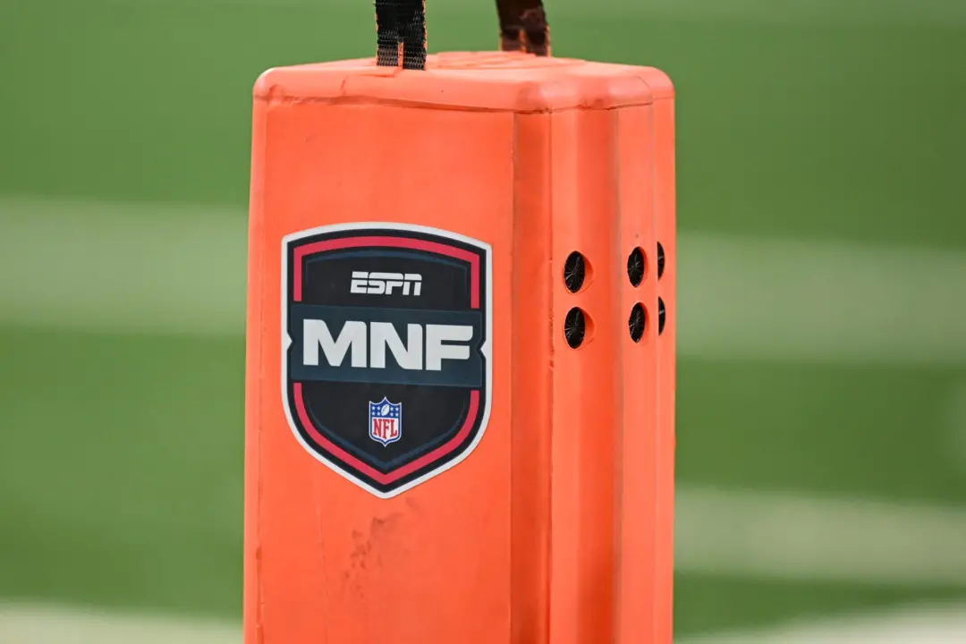 Adam Greeno, bombeiro de Lee’s Summit, Missouri, ganhou ingressos para o Super Bowl LXI após ser premiado como Bombeiro…