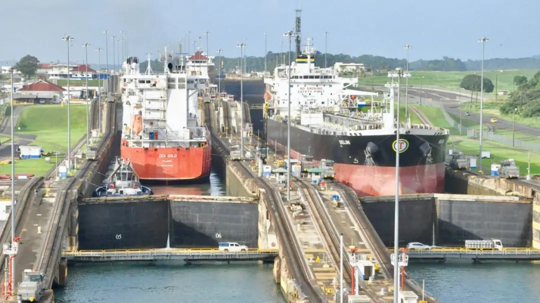 Canal do Panamá vai reduzir a passagem de navios para 29,5 por dia a partir de outubro, devido à seca do El Niño. Essa …