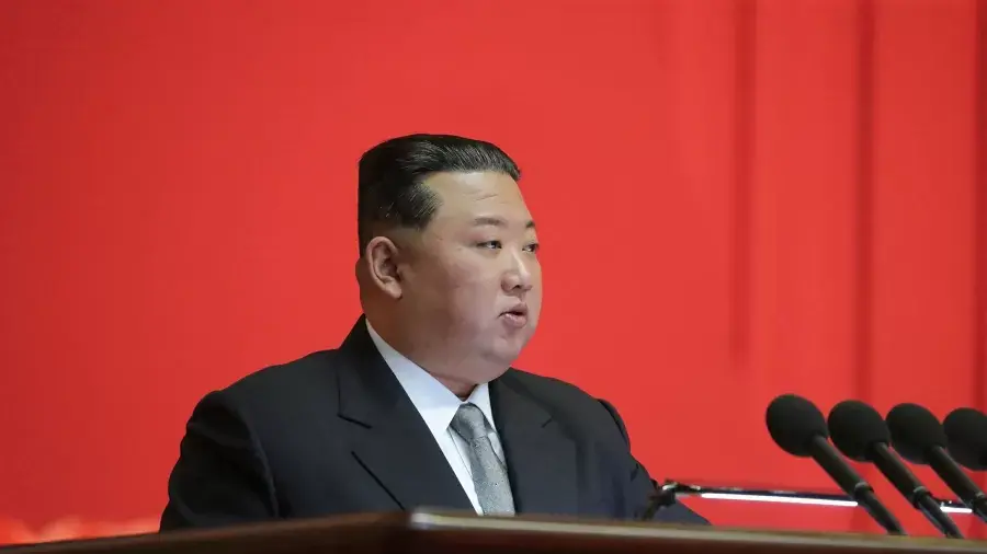 Kim Jong Un prometeu apoio inabalável a Putin, classificando a guerra na Ucrânia como sagrada. A Coreia do Norte tem en…