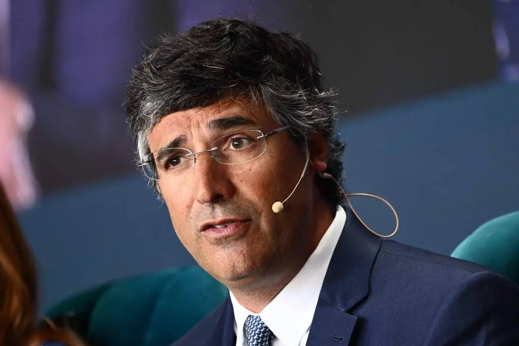 André Esteves fala de um absurdo com o volume de títulos isentos no Brasil, citando o crescimento acelerado de CRIs e L…