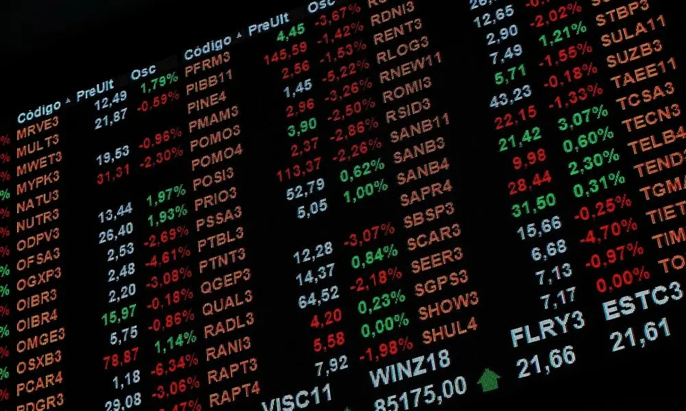 Ibovespa caiu quase 1% na segunda, aos 185.500 pontos, com fuga de risco do exterior e preocupações com petróleo alto. …