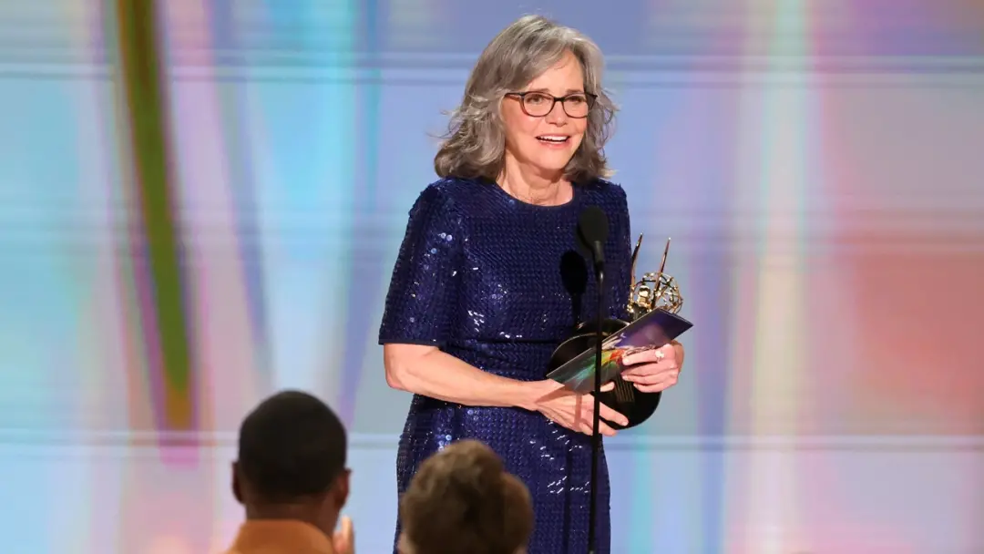 Sally Field ganhou o Emmy sendo a atriz mais velha na categoria de série limitada ou filme de TV, pelo trabalho em Rema…