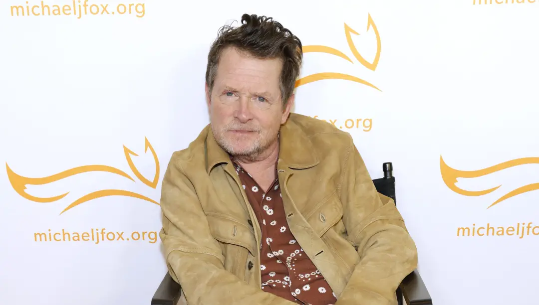 Michael J Fox recebeu o premio Bob Hope Humanitarian Award nos Emmy Awards de 2026. É um reconhecimento importante most…