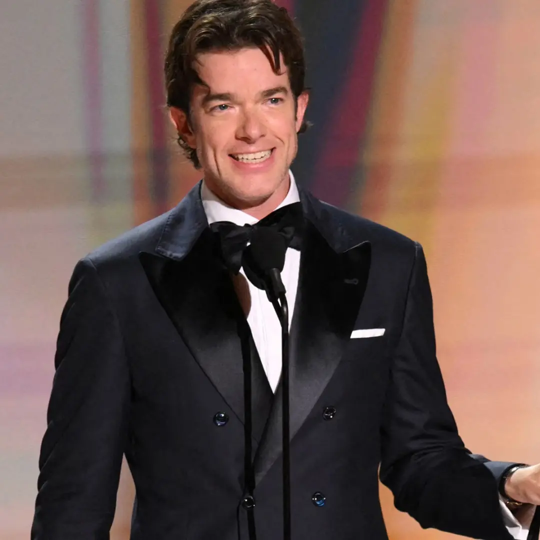 John Mulaney fez um monólogo marcante nos Emmy Awards 2026, apresentando o prêmio de Ator Principal de Destaque. É lega…