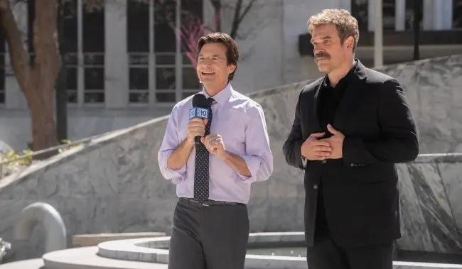 DTF St. Louis levou o Emmy de Melhor Série Limitada na noite de segunda. Foi melhor que Beef e Love Story, que eram fav…