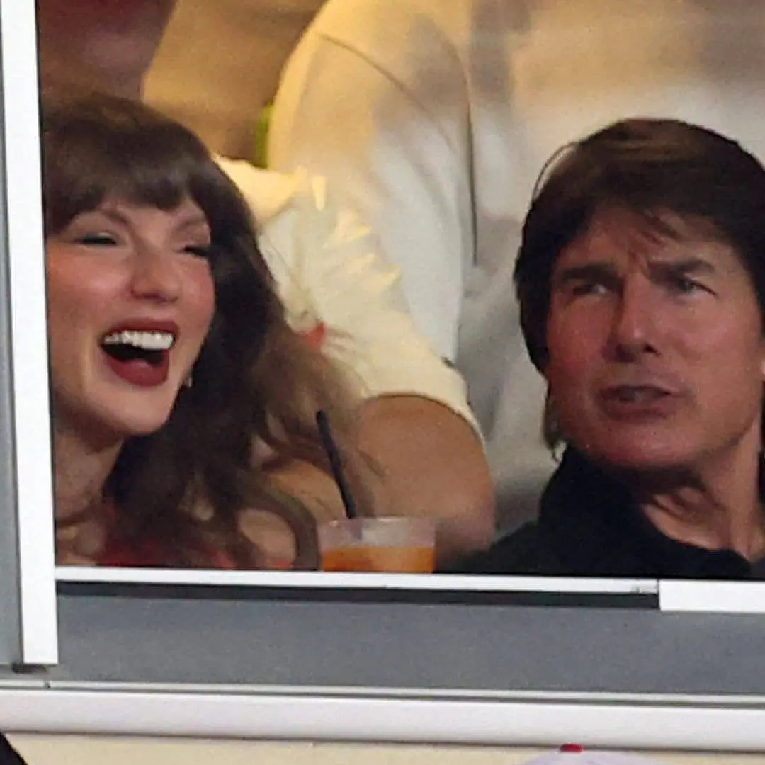 Taylor Swift e Tom Cruise riram juntos no evento do Chiefs, enquanto o cameo dela nos Emmys acontecia em Los Angeles. É…